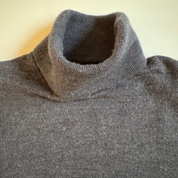 Banana Republic 100% Merino Wool Men's Charcoal Gray Turtleneck Sweater Large - Picture 4 of 9